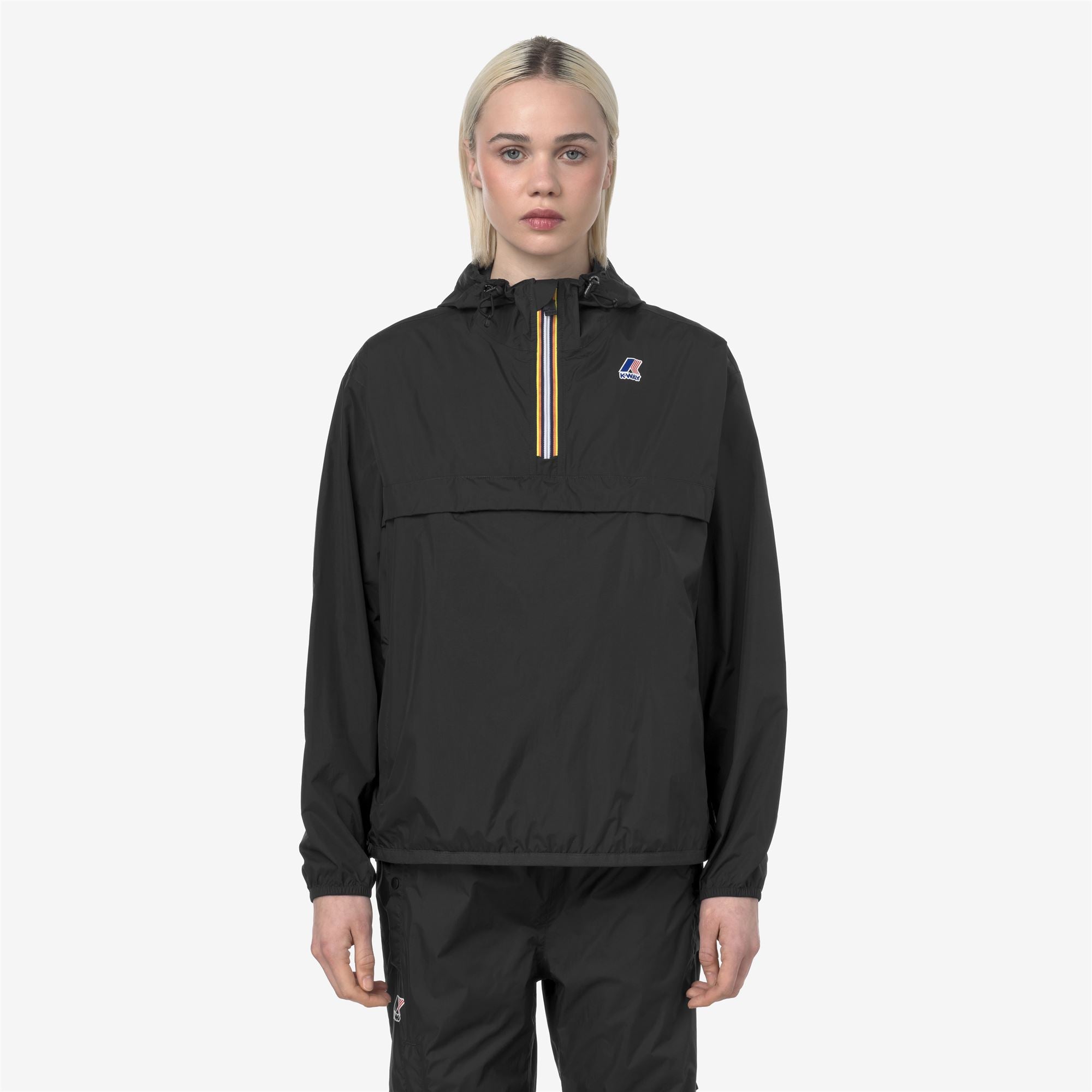Jackets_UNISEX_LE VRAI 4.0 LEON EAST_Short_Black Pure - Commercial 4