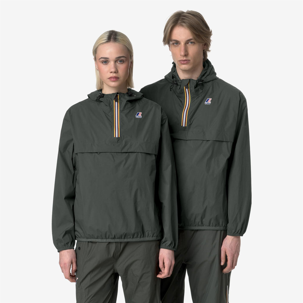 Jackets_UNISEX_LE VRAI 4.0 LEON EAST_Short_GREEN BLACKISH - Commercial 7