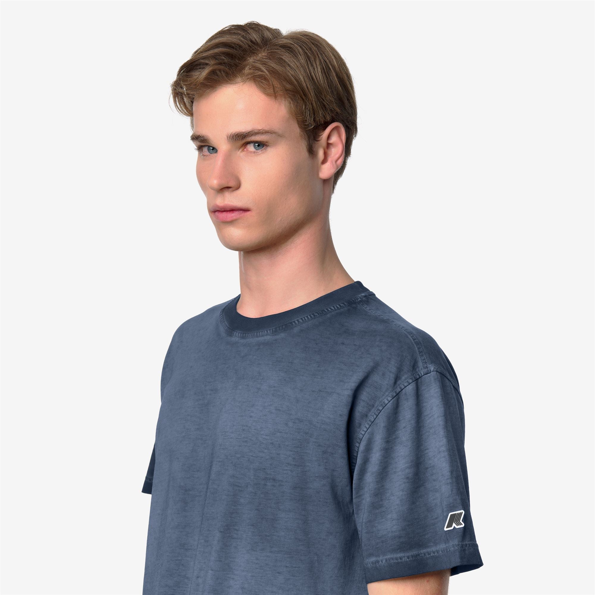 T-Shirts & Top_Man_LEO LF_T-Shirt_Blue Insignia - Commercial 7