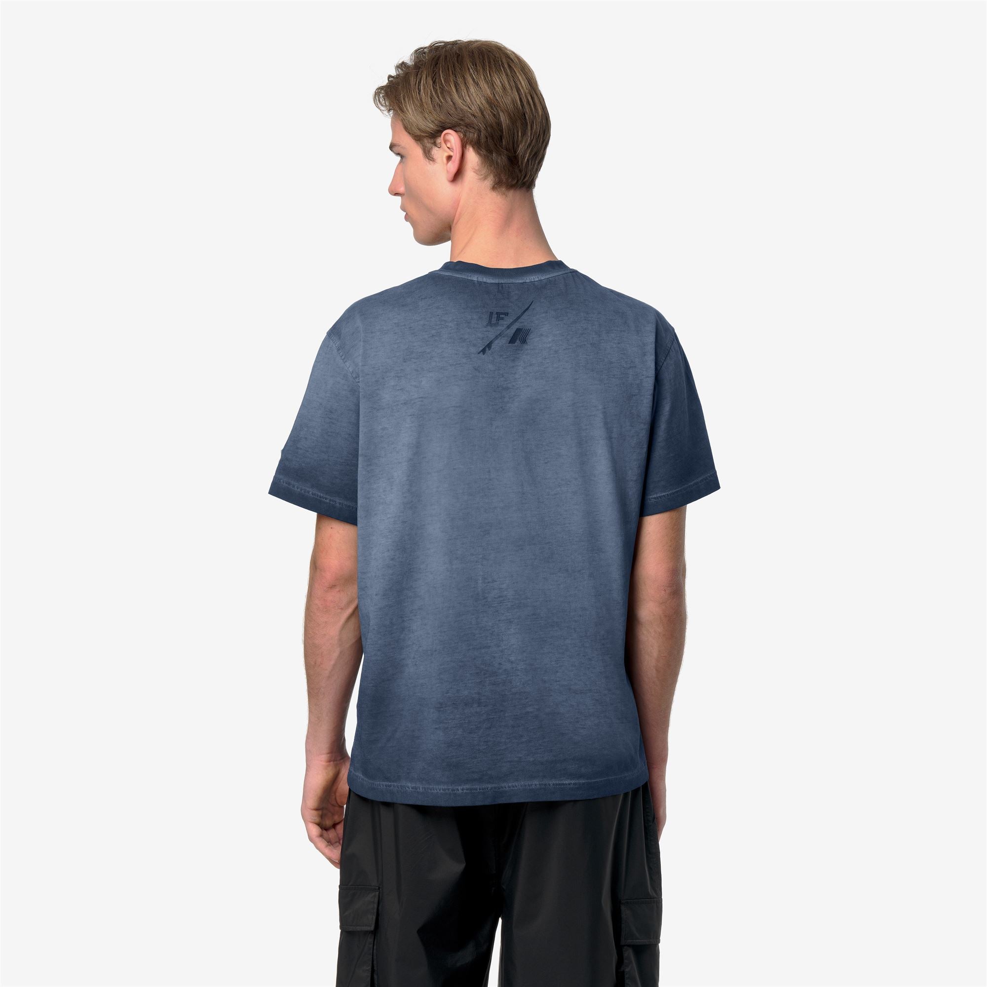 T-Shirts & Top_Man_LEO LF_T-Shirt_Blue Insignia - Commercial 6