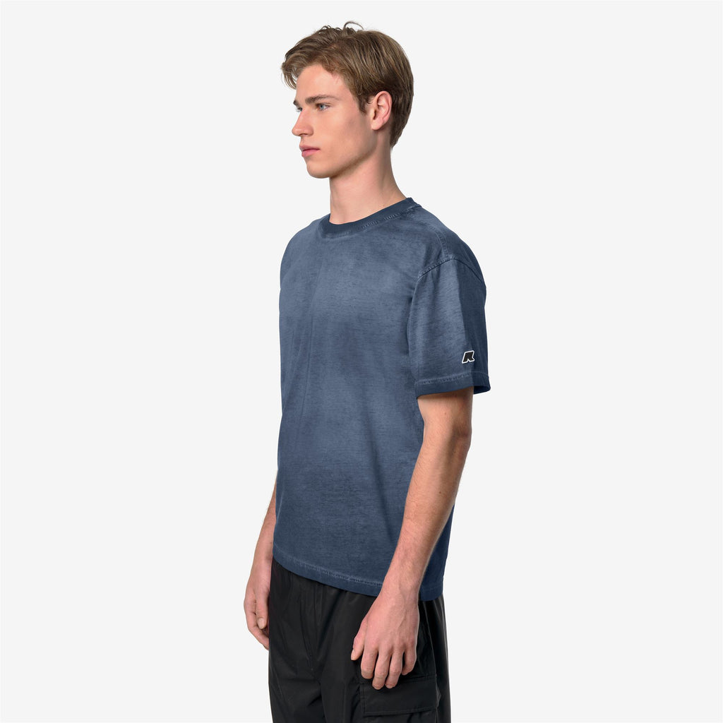 T-Shirts & Top_Man_LEO LF_T-Shirt_Blue Insignia - Commercial 5