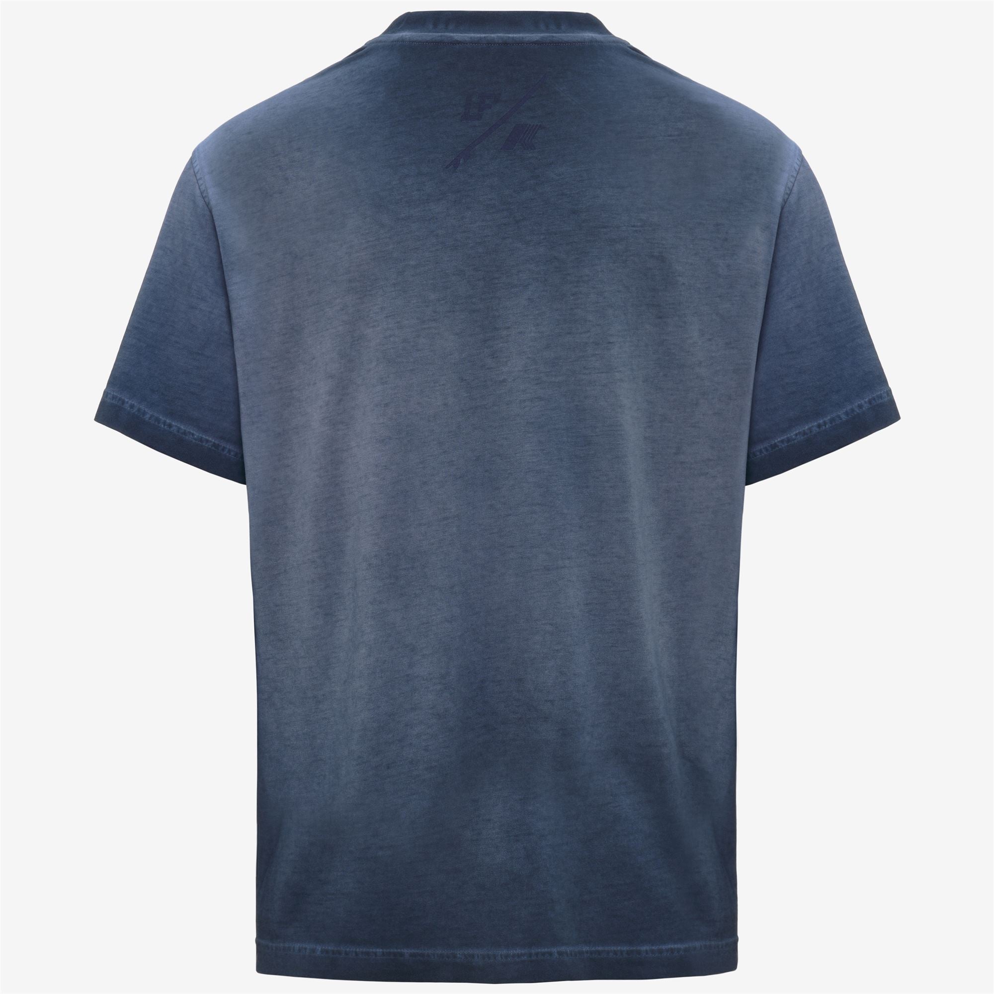 T-Shirts & Top_Man_LEO LF_T-Shirt_Blue Insignia - Commercial 2