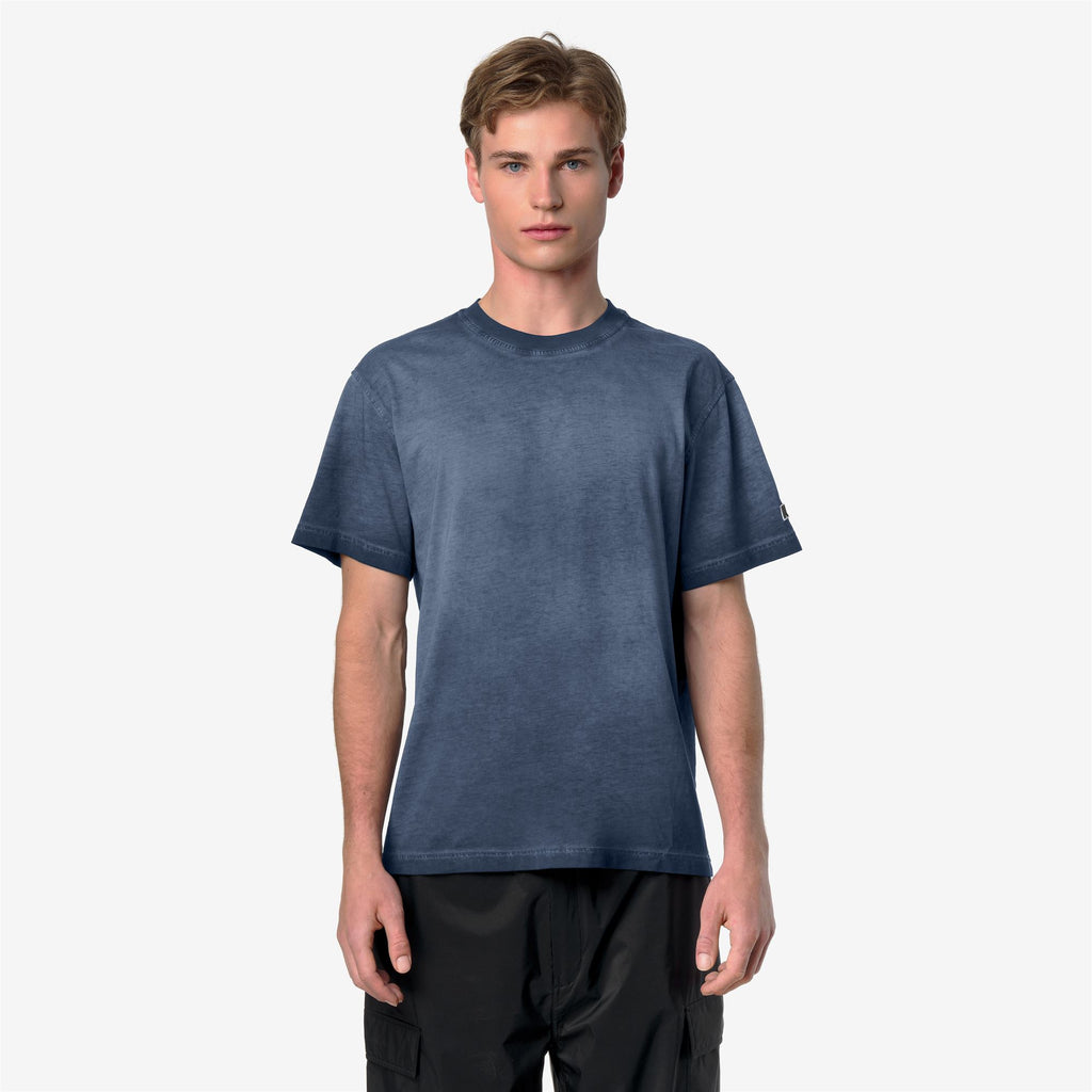 T-Shirts & Top_Man_LEO LF_T-Shirt_Blue Insignia - Commercial 4