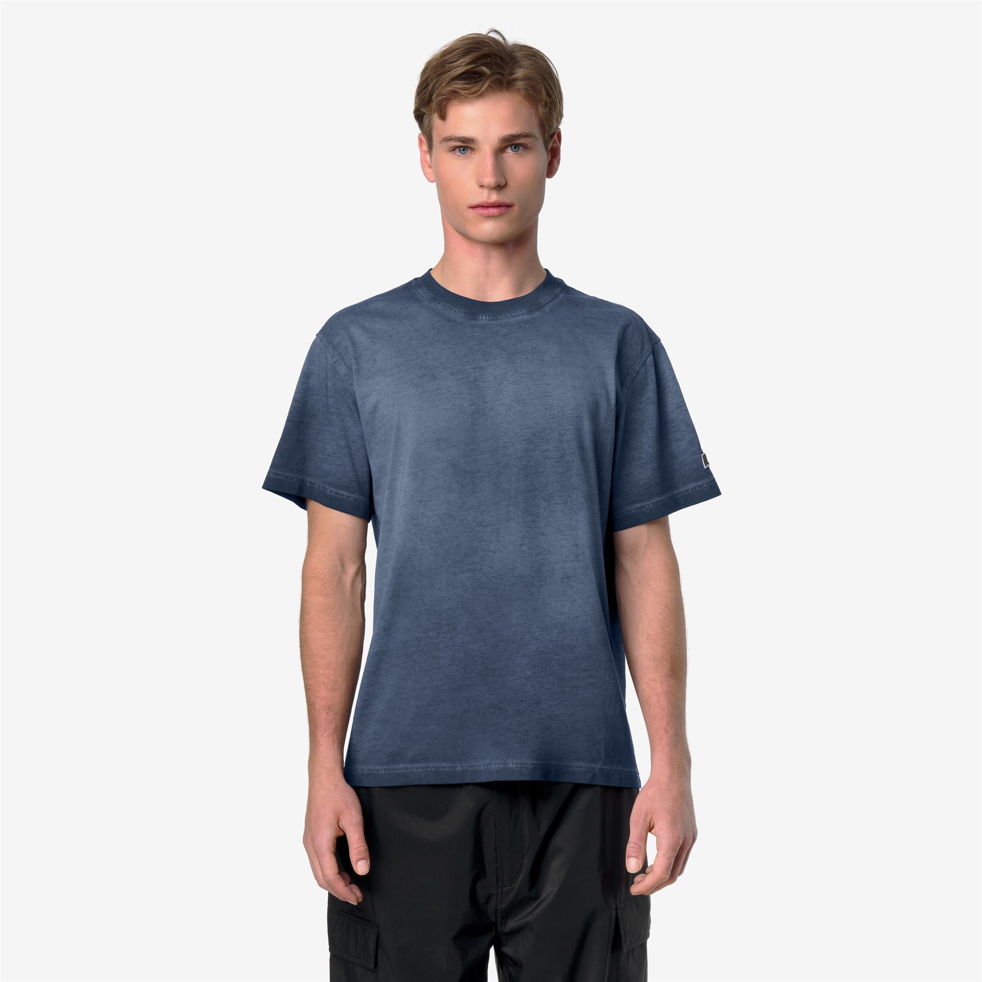 T-Shirts & Top_Man_LEO LF_T-Shirt_Blue Insignia - Commercial 4