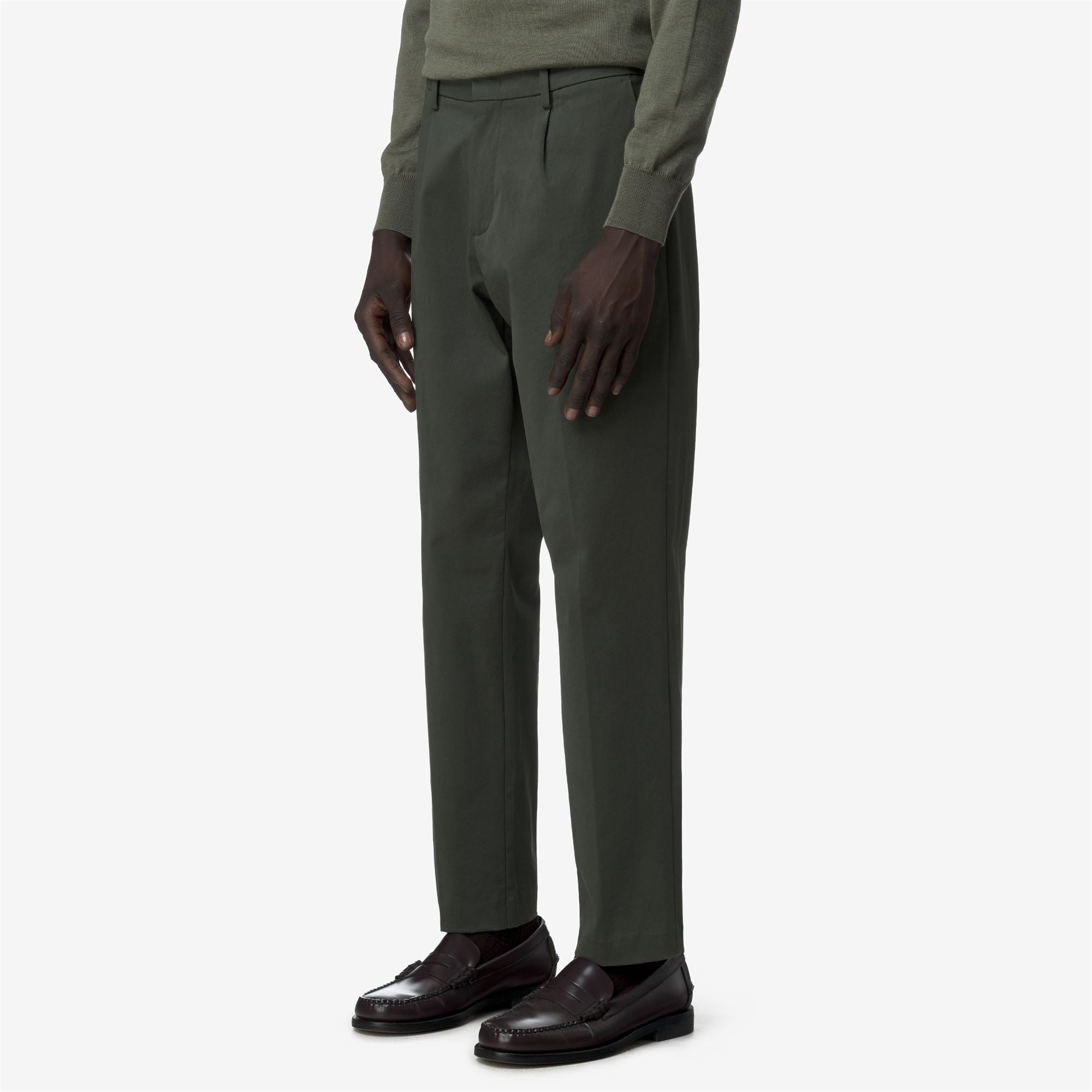 Pants_MAN_AILTON TWILL TECH PEACH_Chino_GREEN BLACKISH - Commercial 5