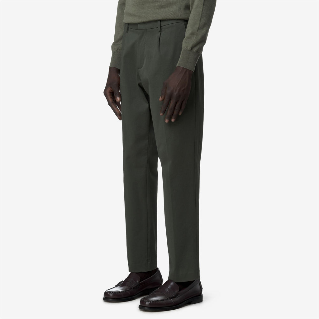 Pants_MAN_AILTON TWILL TECH PEACH_Chino_GREEN BLACKISH - Commercial 5