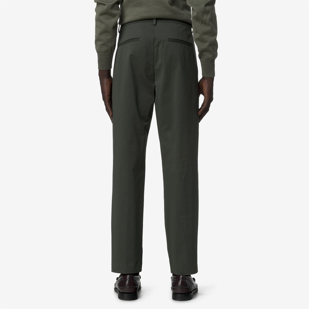 Pants_MAN_AILTON TWILL TECH PEACH_Chino_GREEN BLACKISH - Commercial 6