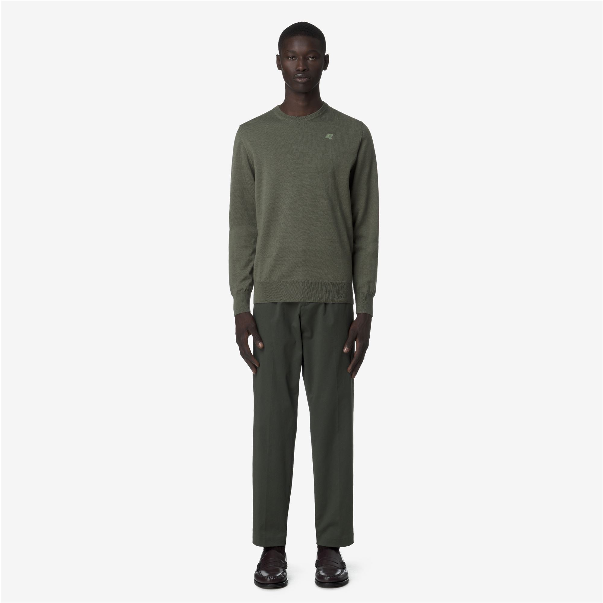 Pants_MAN_AILTON TWILL TECH PEACH_Chino_GREEN BLACKISH - Commercial 4