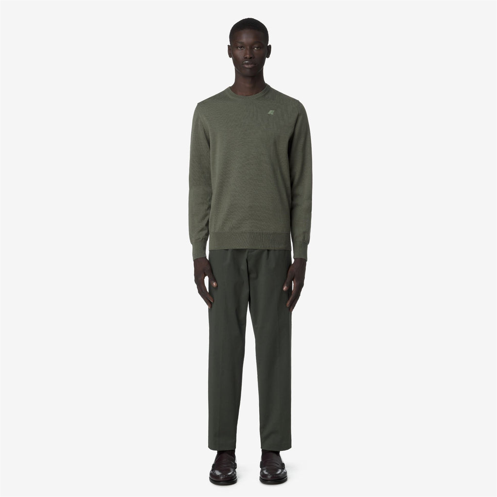 Pants_MAN_AILTON TWILL TECH PEACH_Chino_GREEN BLACKISH - Commercial 4