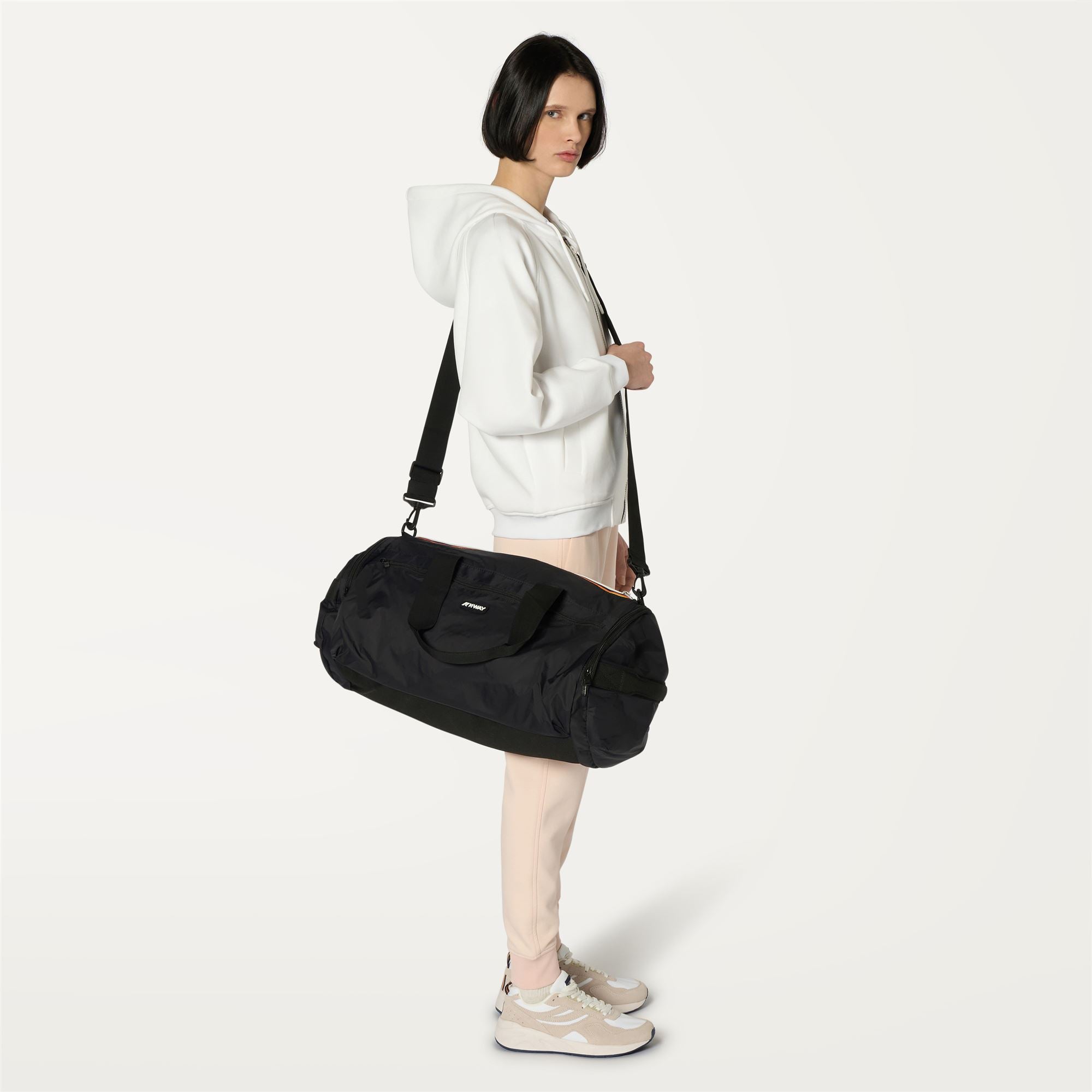 Bags_UNISEX_MAREVILLE M_Duffle_Black Pure - Commercial 4