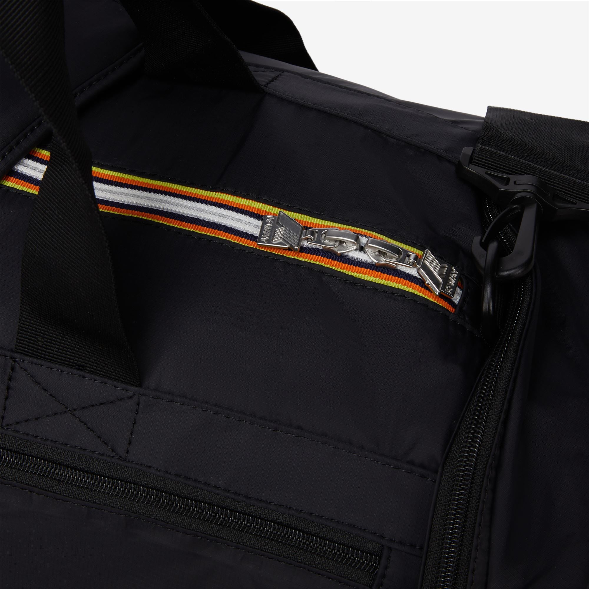 Bags_UNISEX_MAREVILLE M_Duffle_Black Pure - Commercial 3